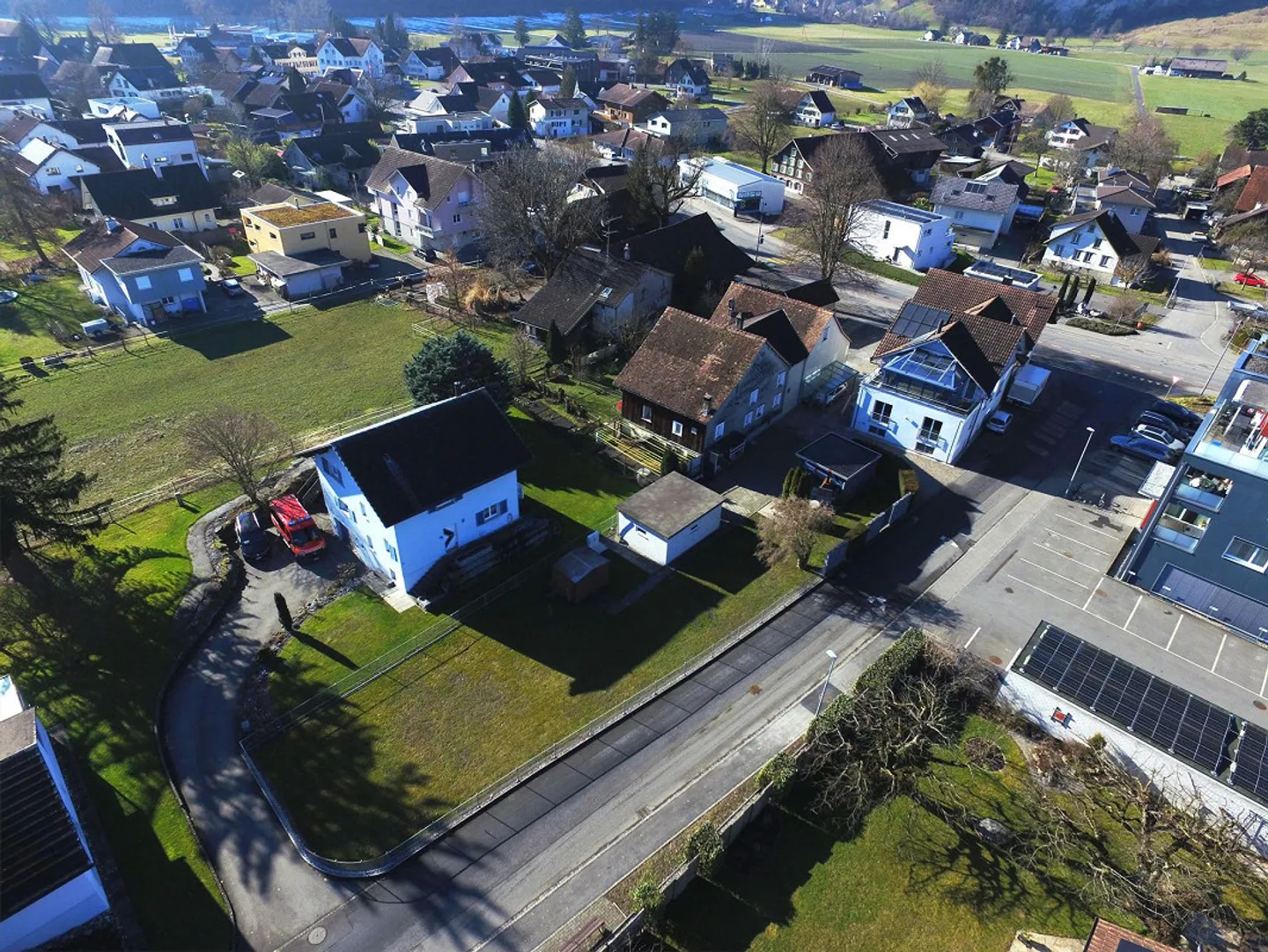 Grande maison individuelle de 8½ pièces dans un emplacement central - Photo 1 sur 30