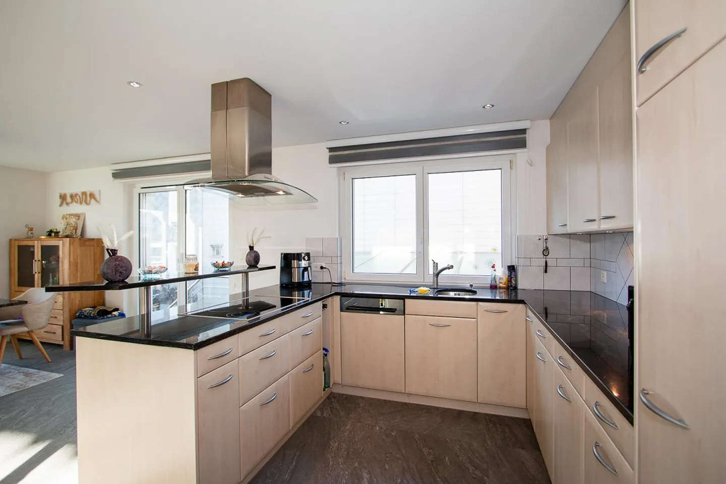 Grande maison individuelle de 8½ pièces dans un emplacement central - Photo 4 sur 30