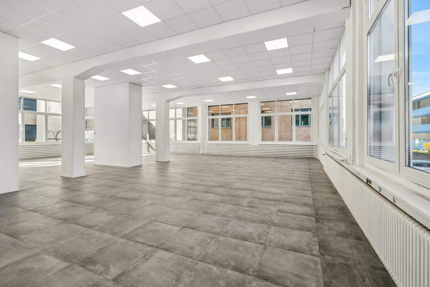 Commercial space with high, bright rooms - centrally located with direct access from outside - Photo 1 of 5