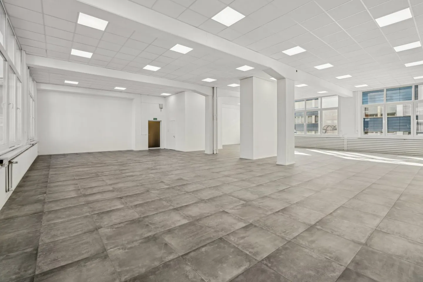 Commercial space with high, bright rooms - centrally located with direct access from outside - Photo 3 of 5