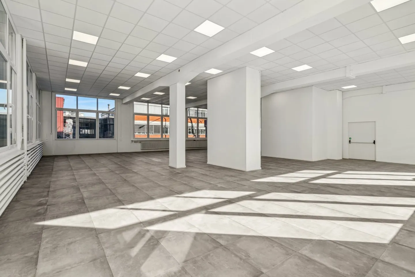 Commercial space with high, bright rooms - centrally located with direct access from outside - Photo 2 of 5