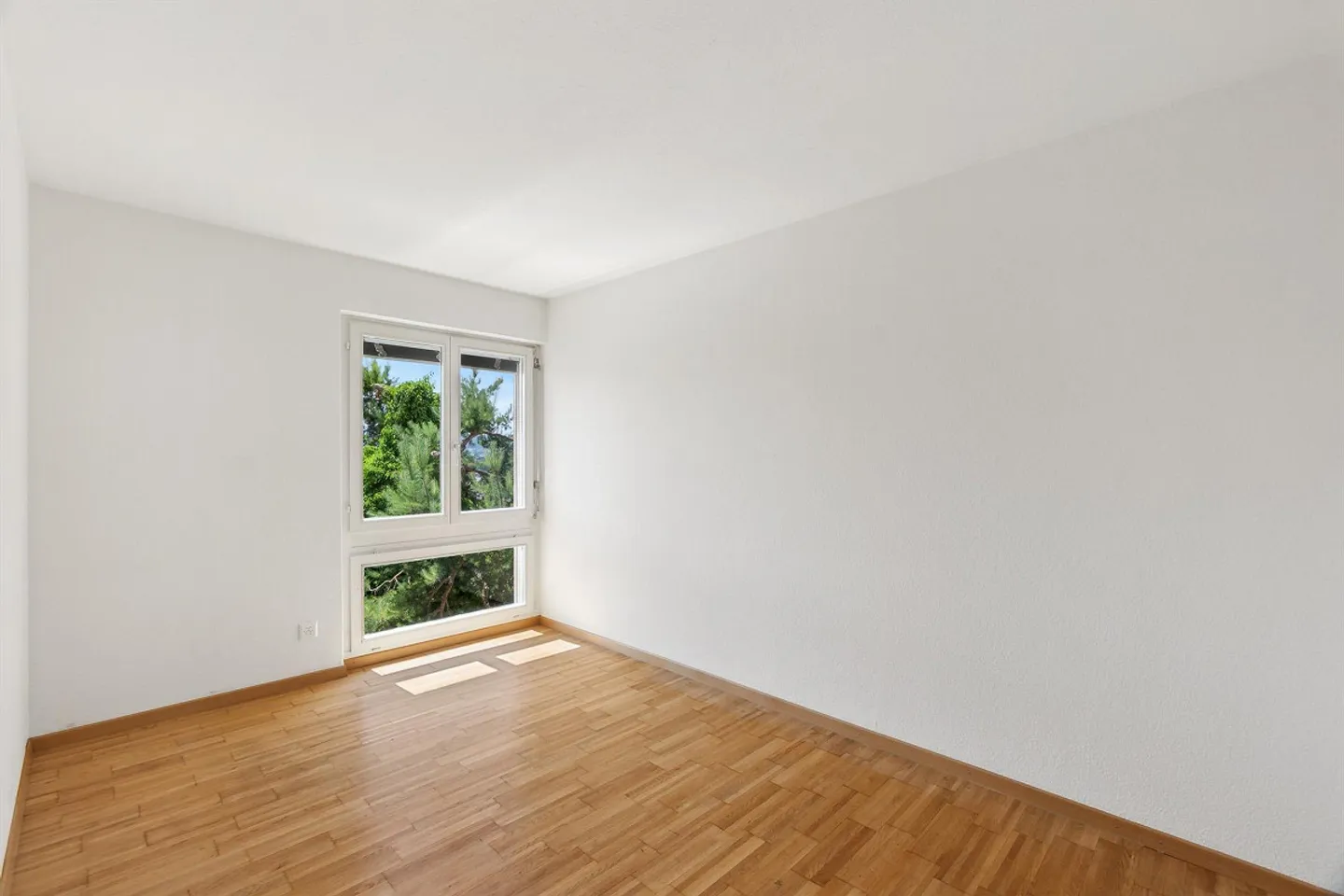 Attractive penthouse apartment with large roof terrace - Photo 3 of 8