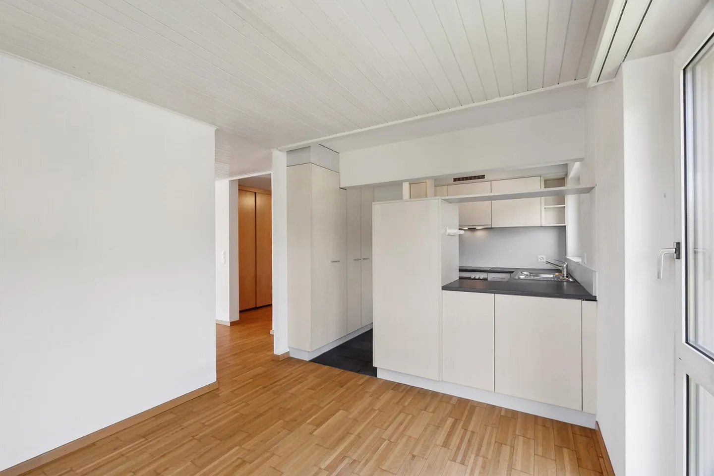 Attractive penthouse apartment with large roof terrace - Photo 6 of 8