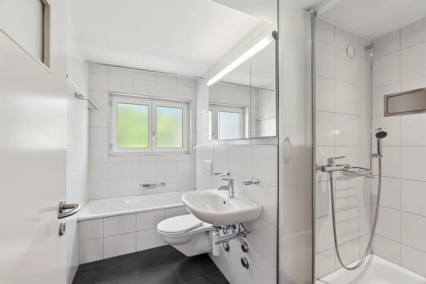 Attractive penthouse apartment with large roof terrace - Photo 8 of 8