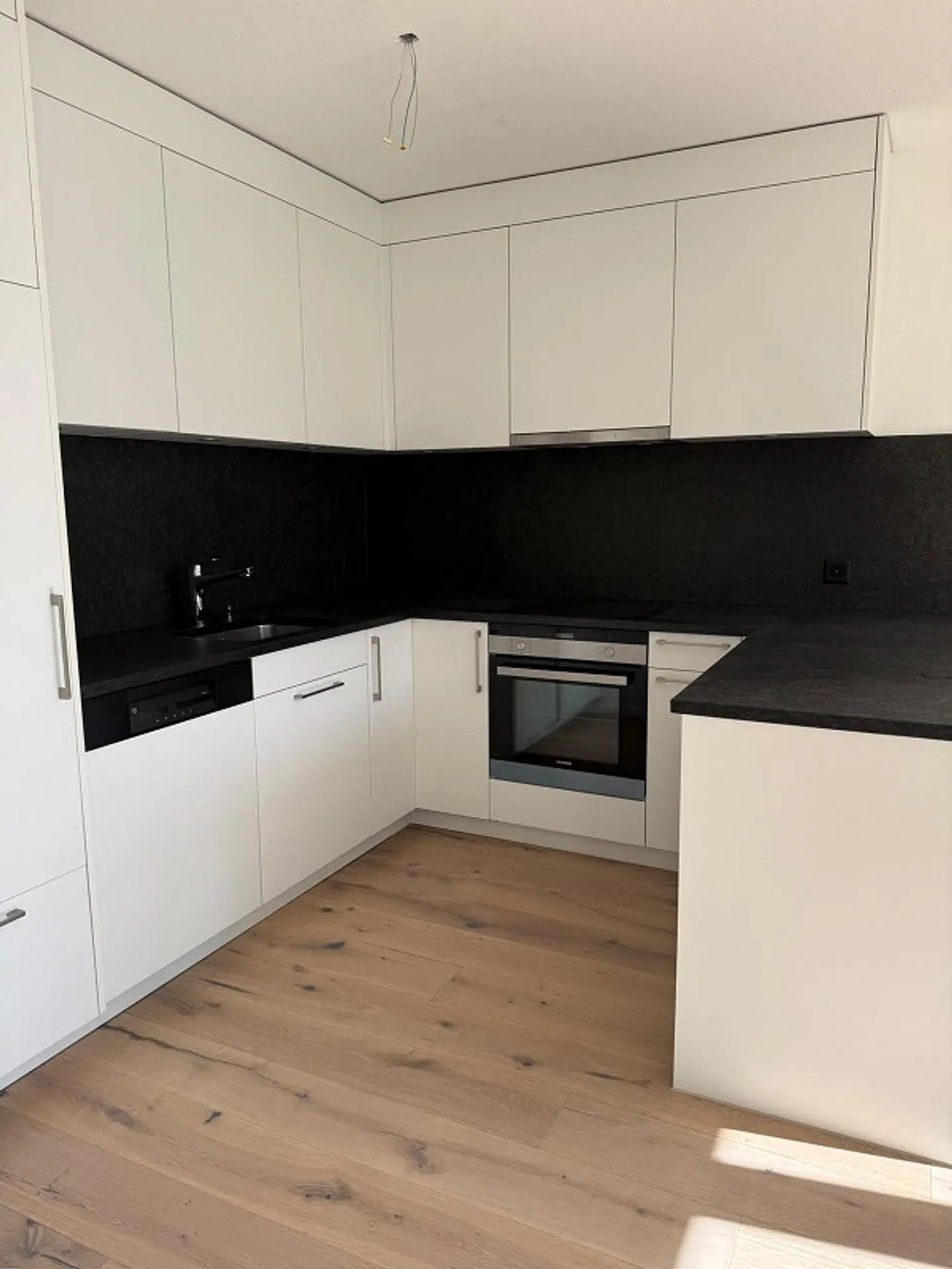 Appartamento di 4.5 locali/ Completamente ristrutturato, in una posizione centrale molto tranquilla - Foto 2 di 18