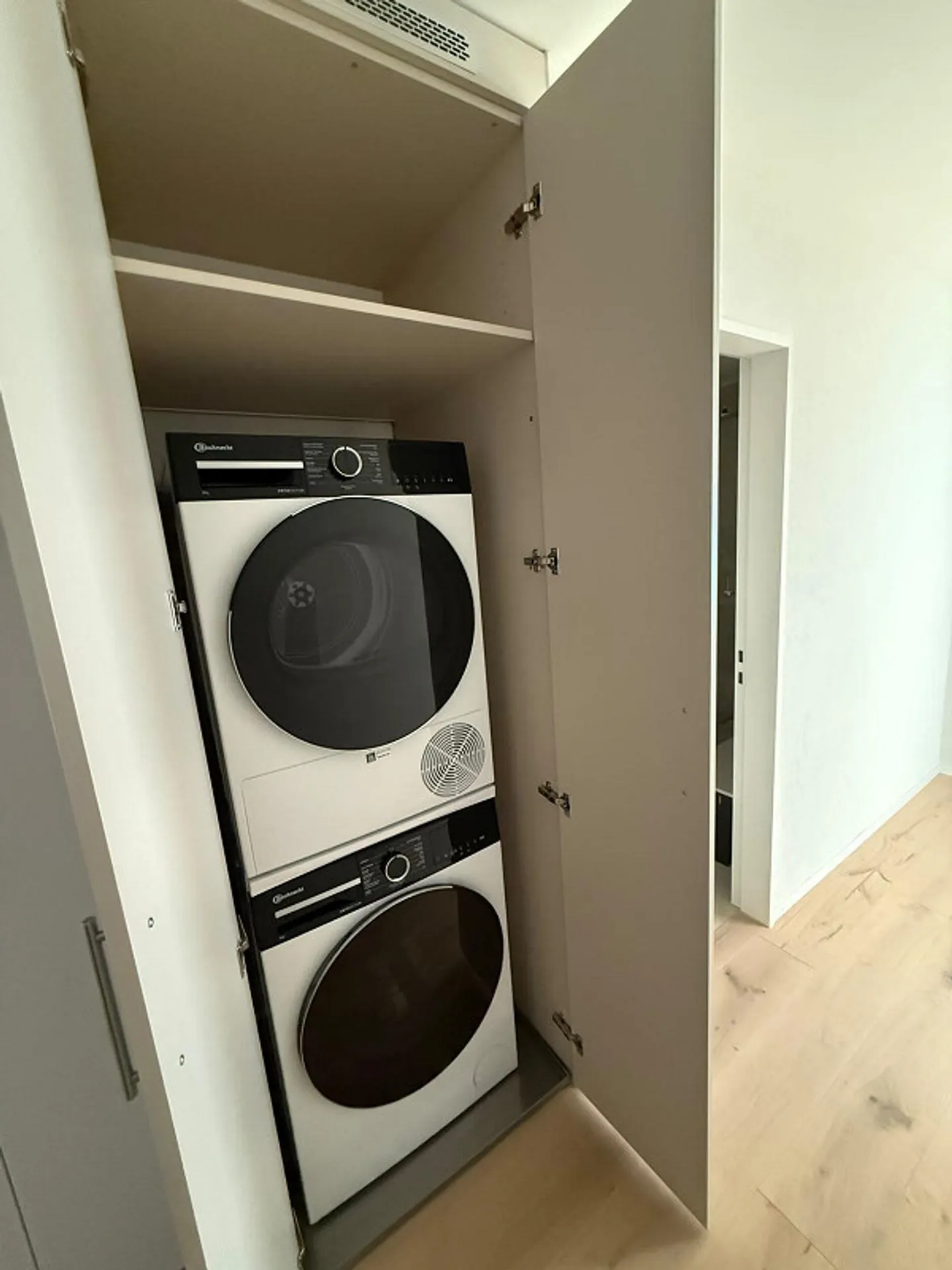 Appartamento di 4.5 locali/ Completamente ristrutturato, in una posizione centrale molto tranquilla - Foto 8 di 18