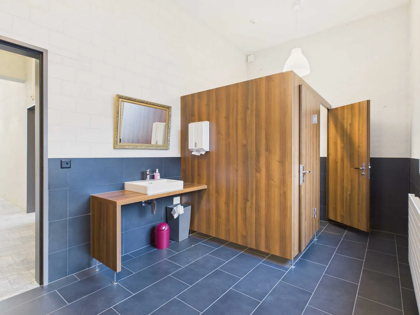 70 m2 commercial space in modern commercial building with direct goods lift access - Photo 6 of 7