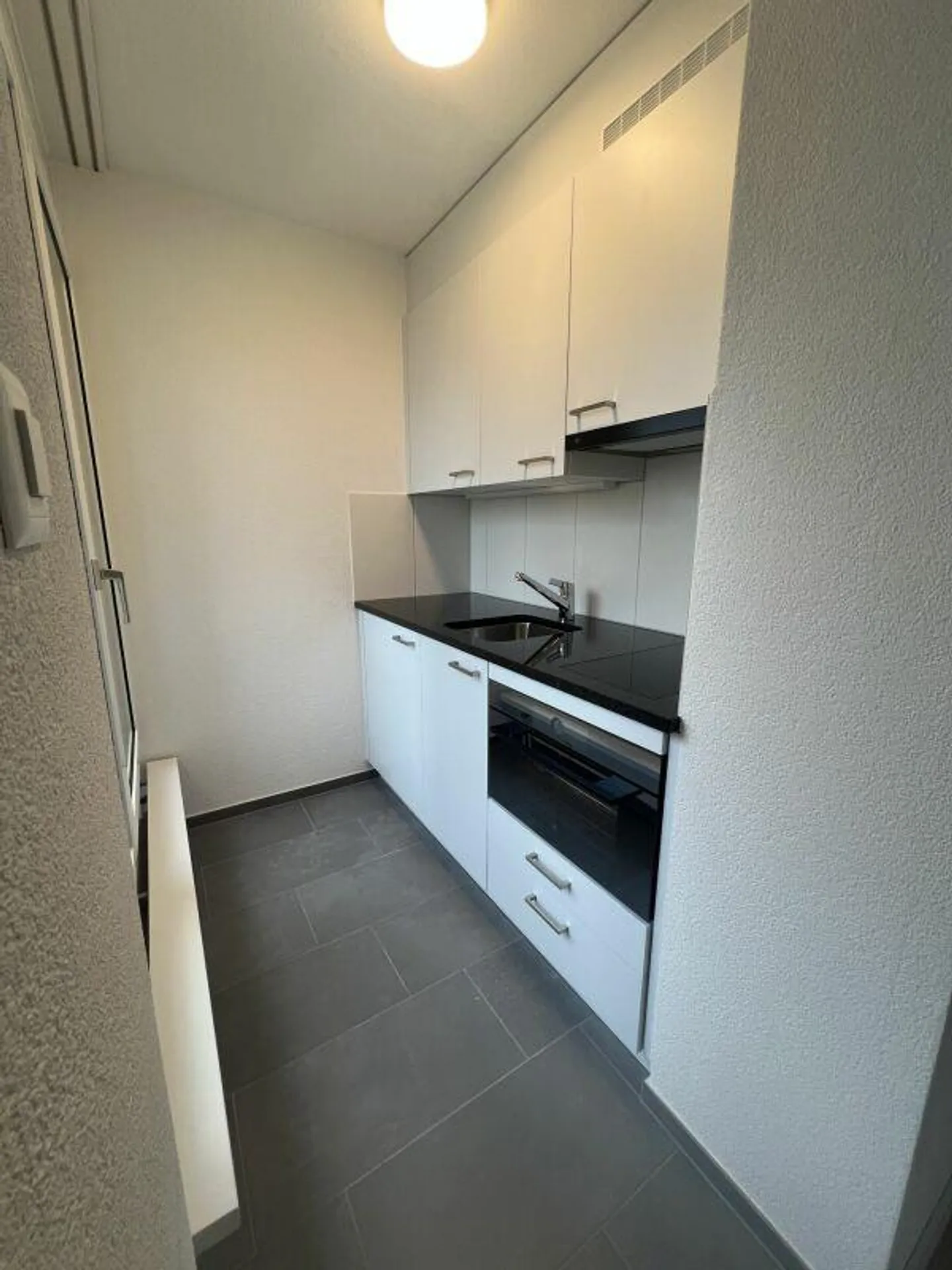 Appartement 1 pièce avec vue imprenable et aménagement moderne - Photo 2 sur 8