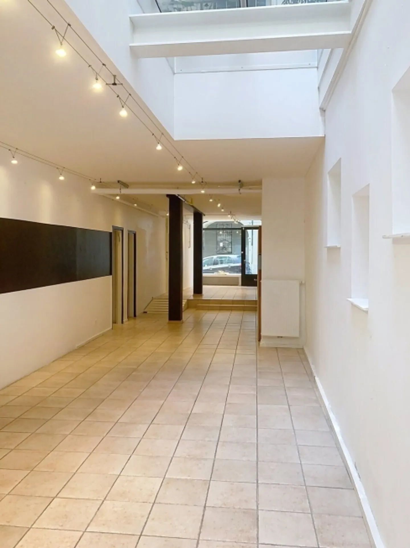 Spazi commerciali al piano terra - Foto 2 di 5