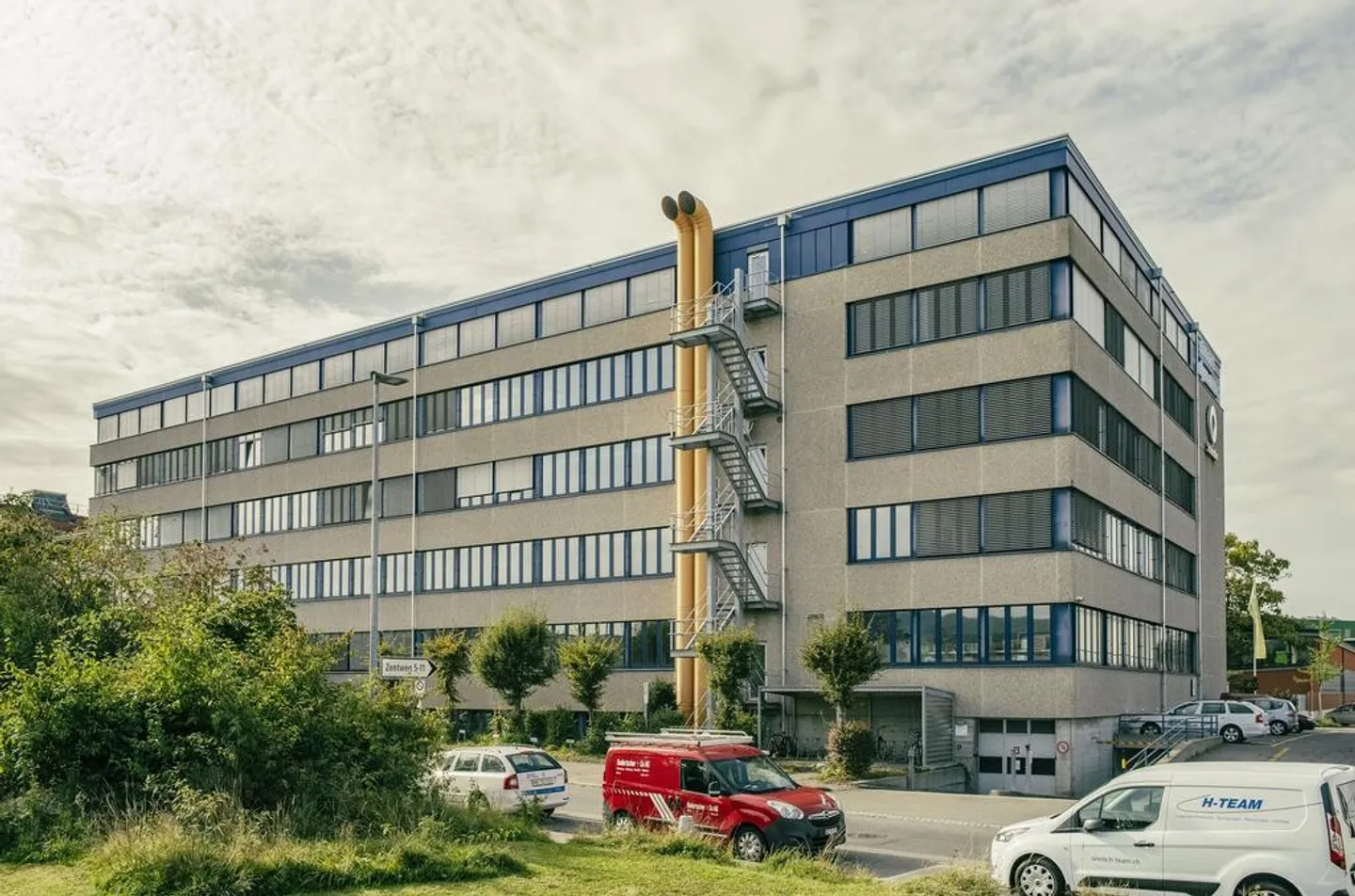 Zone centrale au sous-sol avec lumière du jour recherchée pour votre entreprise ? - Photo 1 sur 1