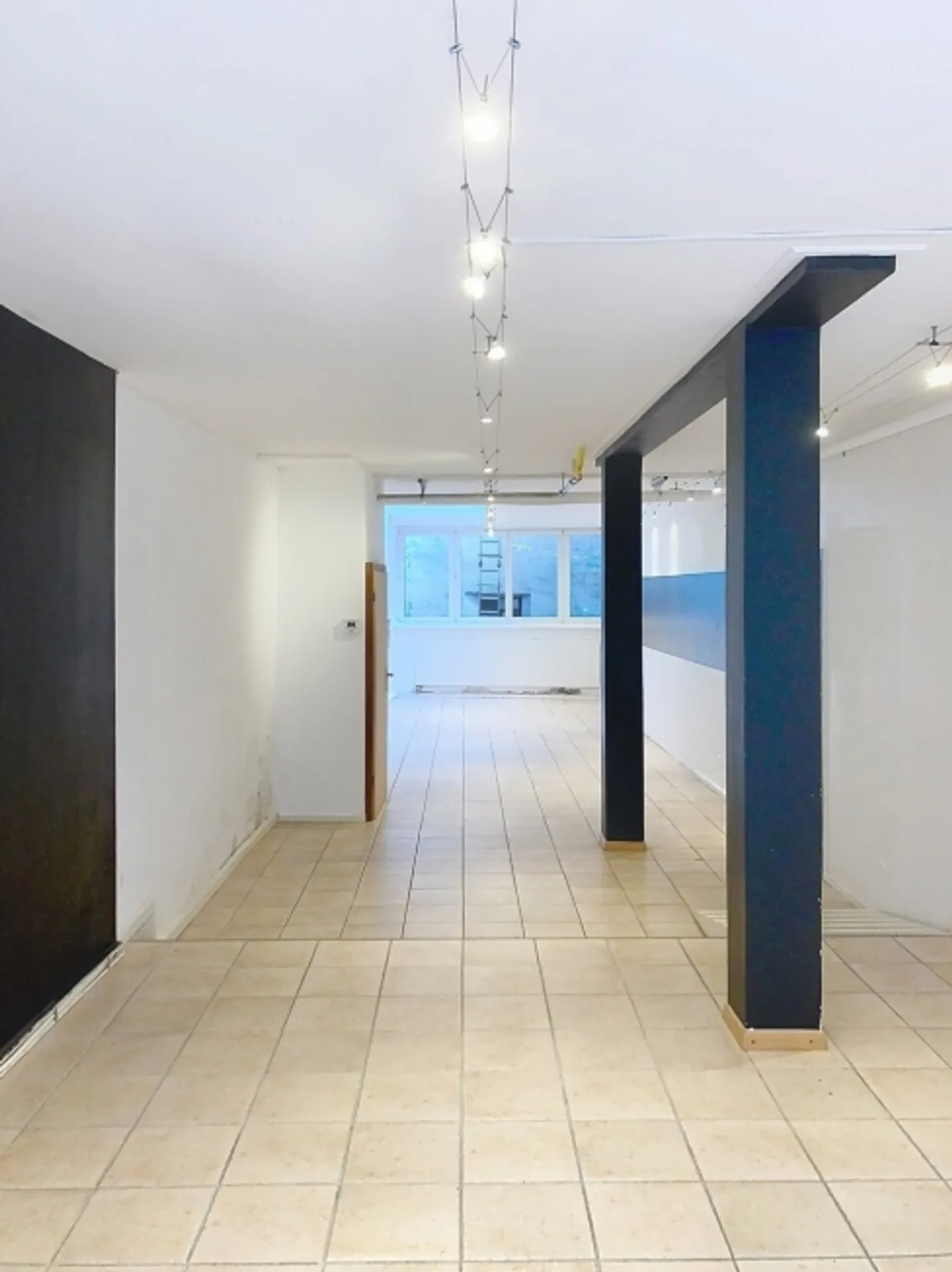 Spazi commerciali al piano terra - Foto 1 di 5