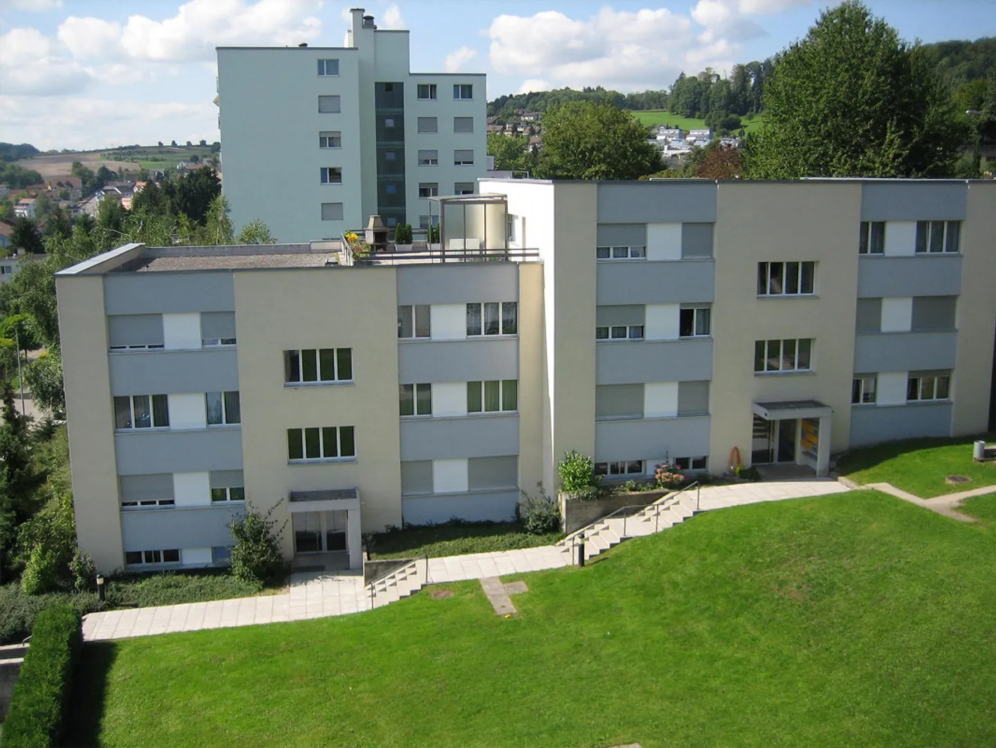 Appartement dans un endroit calme - Photo 2 sur 13