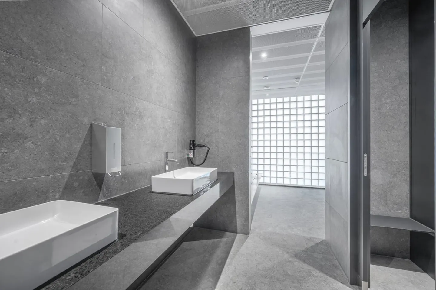 La tua nuova sede: Centrale, moderna e pronta per essere abitata - Foto 10 di 13