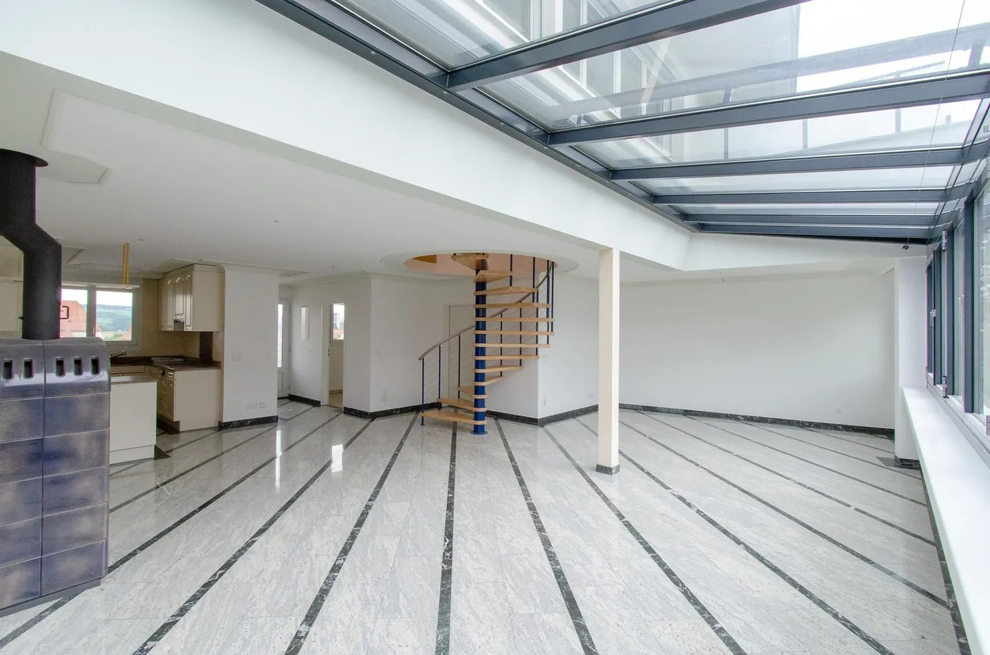 Besondere 4.5 Zimmer-Maisonette mit Balkon - Foto 2 von 13