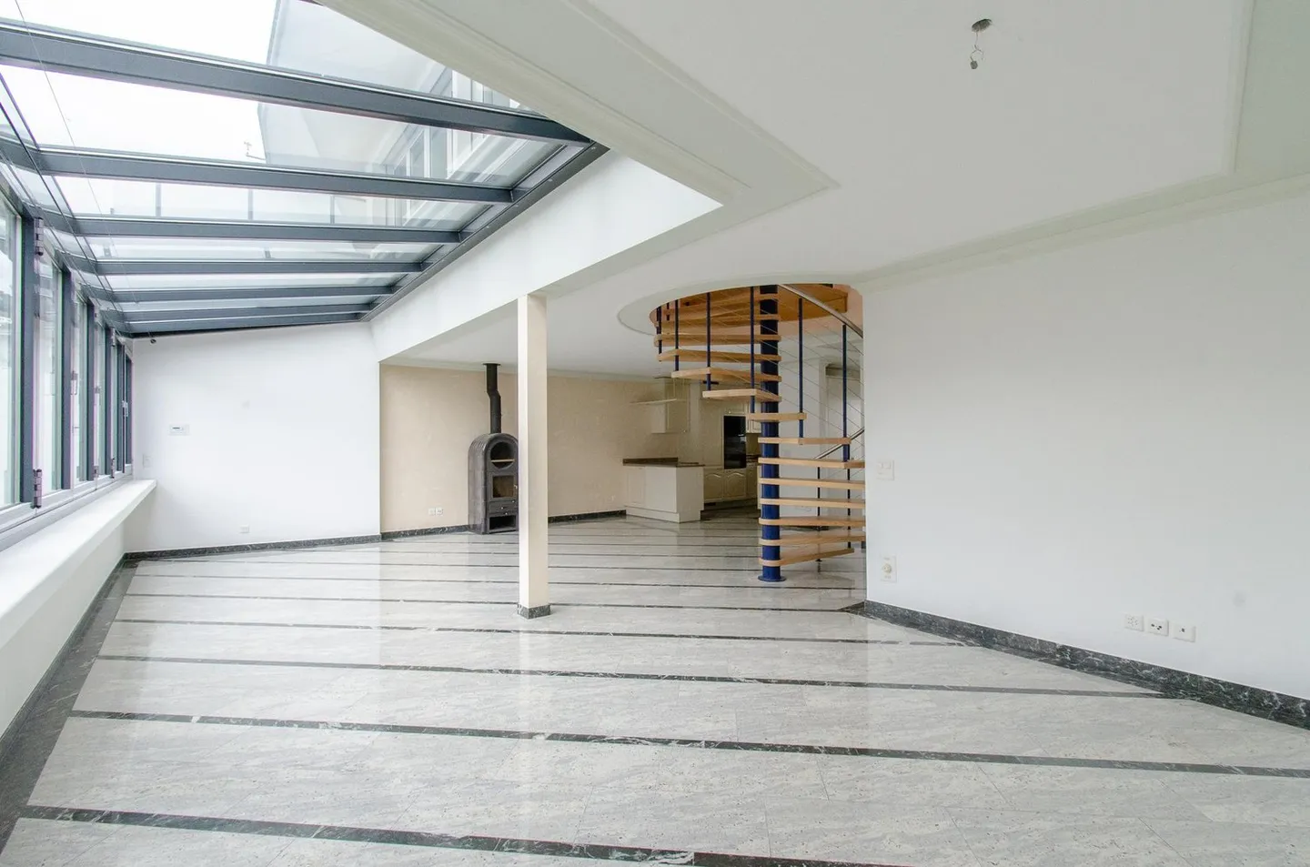 Besondere 4.5 Zimmer-Maisonette mit Balkon - Foto 3 von 13