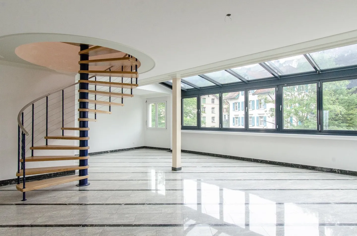 Besondere 4.5 Zimmer-Maisonette mit Balkon - Foto 4 von 13