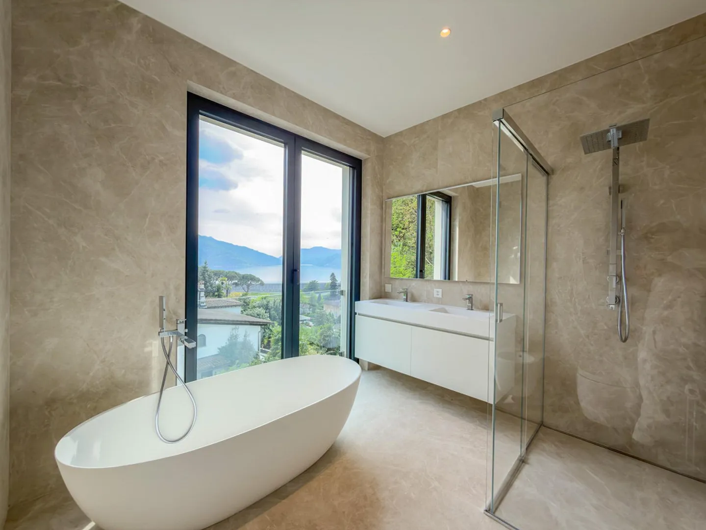 Luxury penthouse 4.5 rooms with lake view in Bissone - Photo 8 of 12