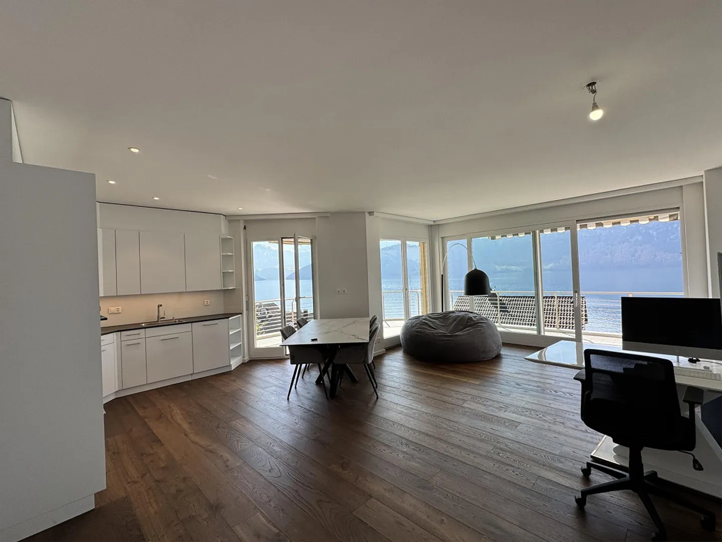 Newly renovated 2.5 room apartment for sale in the most beautiful location - Photo 2 of 11
