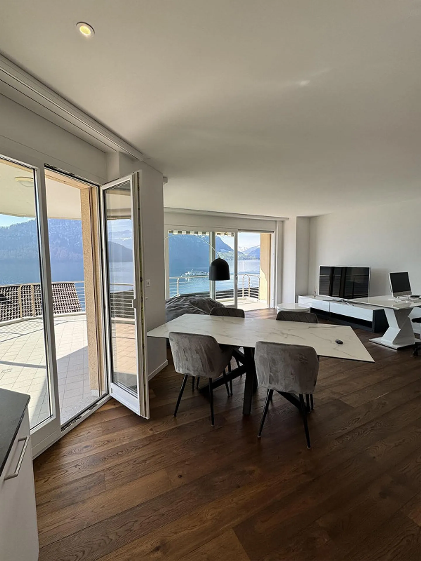 Newly renovated 2.5 room apartment for sale in the most beautiful location - Photo 3 of 11