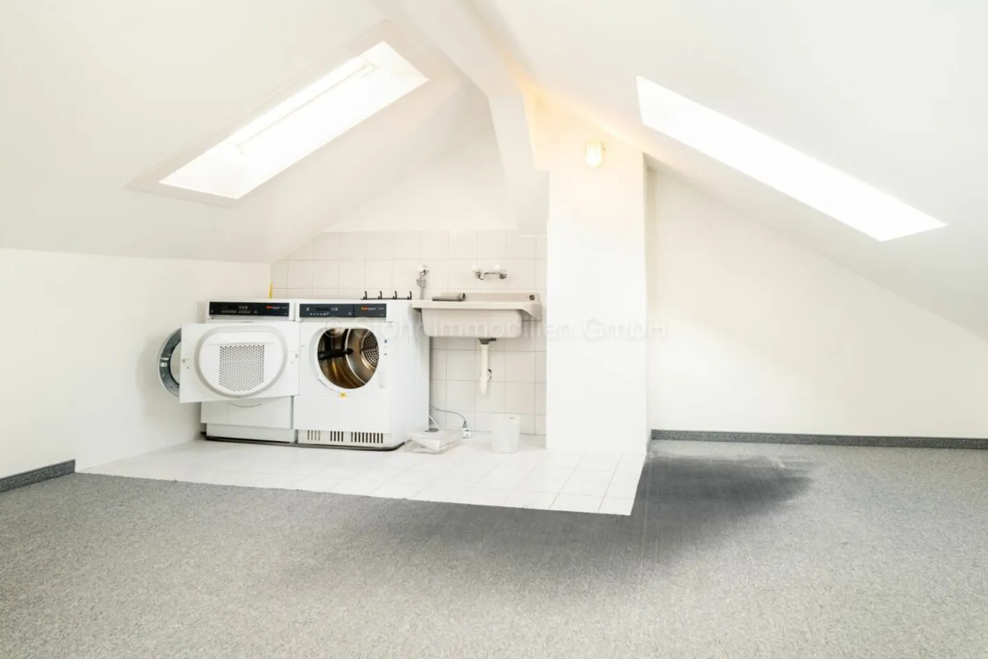 Unique 3.5-room penthouse with gallery in the heart of Oberwinterthur - Photo 17 of 20