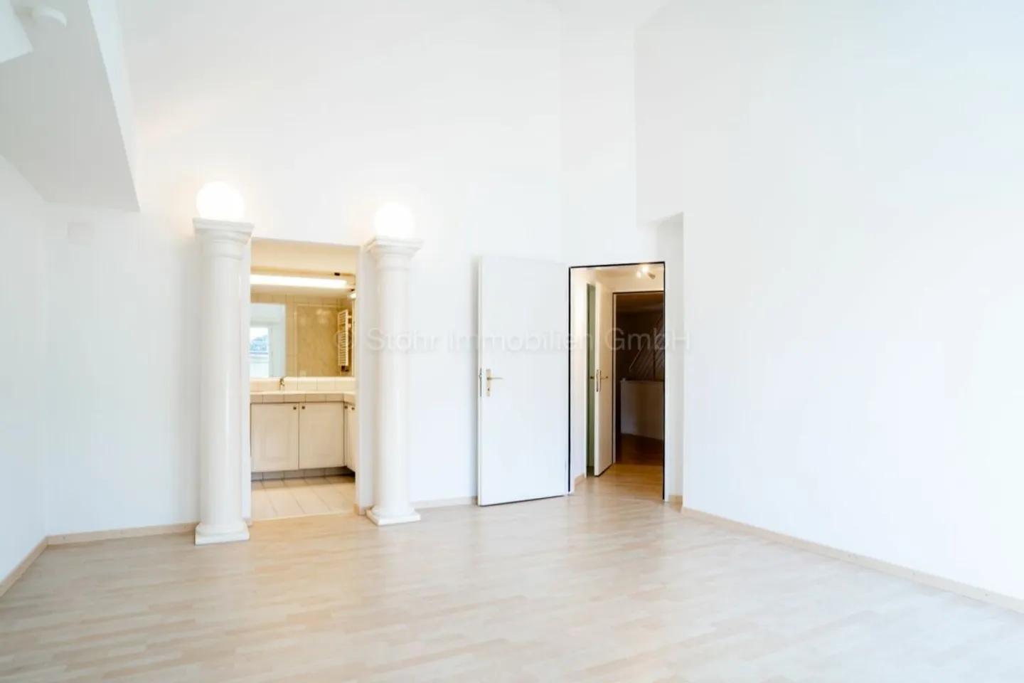 Unique 3.5-room penthouse with gallery in the heart of Oberwinterthur - Photo 15 of 20