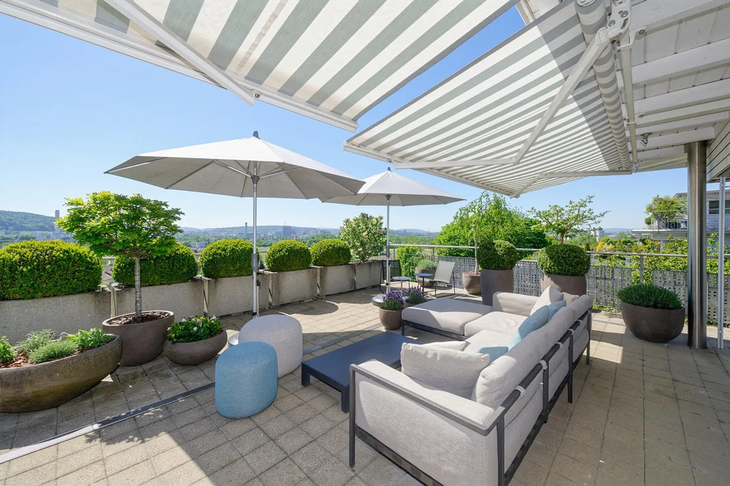 Exclusive Terrace House with Far-Reaching Views - Photo 4 of 9