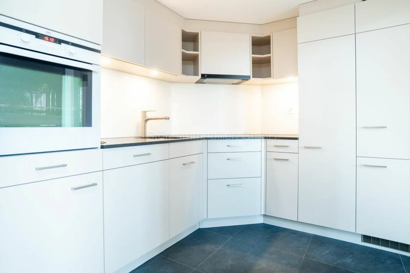 Unique 3.5-room penthouse with gallery in the heart of Oberwinterthur - Photo 5 of 20
