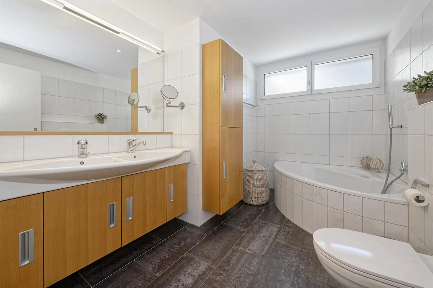 Exclusive Terrace House with Far-Reaching Views - Photo 8 of 9