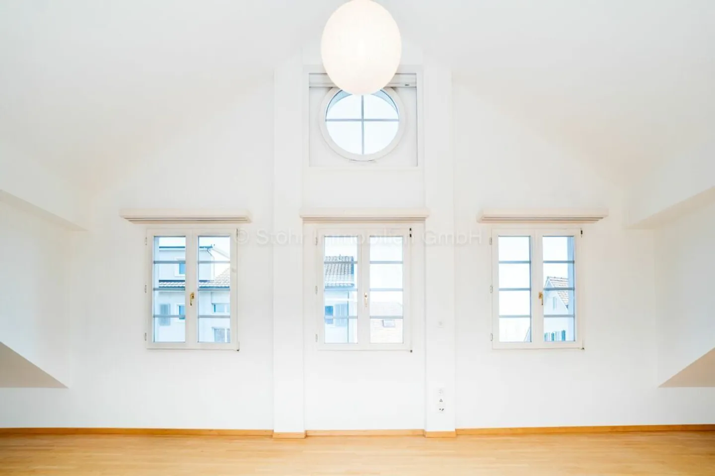 Unique 3.5-room penthouse with gallery in the heart of Oberwinterthur - Photo 6 of 20
