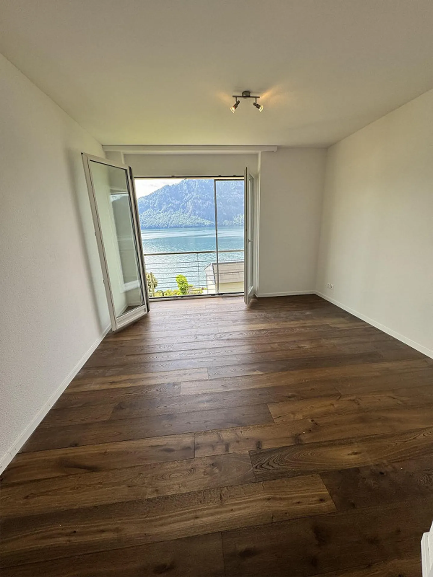 Newly renovated 2.5 room apartment for sale in the most beautiful location - Photo 6 of 11