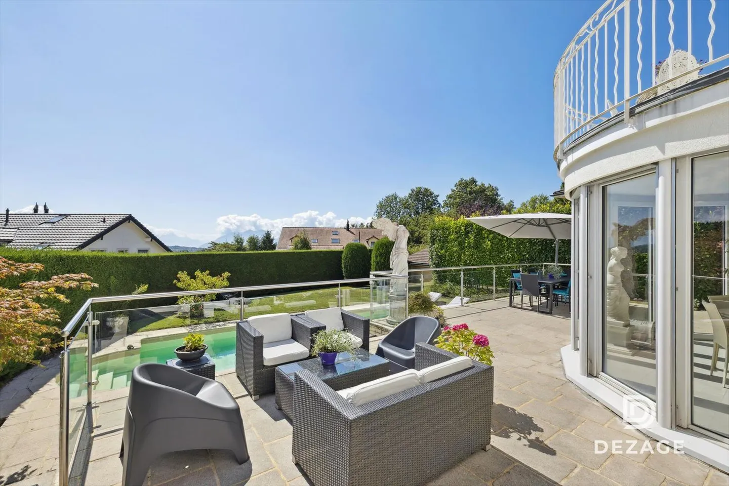 Geräumige Familienvilla in ruhiger Lage mit Blick auf die Alpen, Pool und Wellnessbereich - Foto 3 von 13