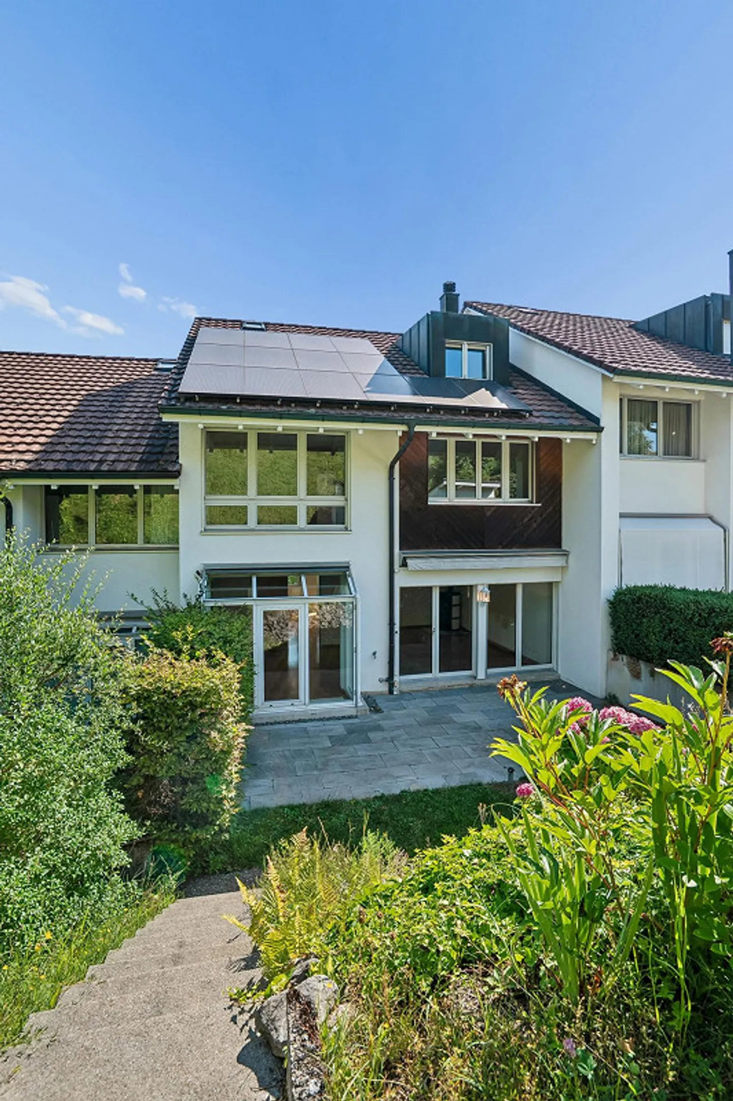 Vivere al Zugerberg – Una casa tra città e natura - Foto 1 di 20