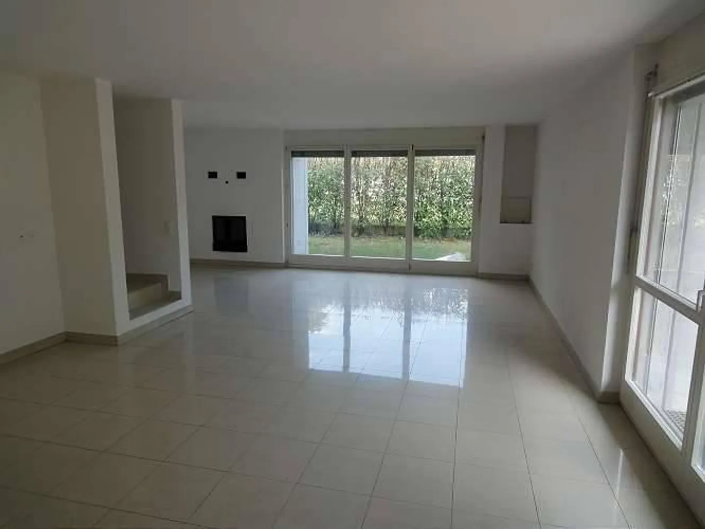 Stiamo vendendo una bellissima e spaziosa casa a Brione sopra Minusio con piscina e giardino - Foto 2 di 10