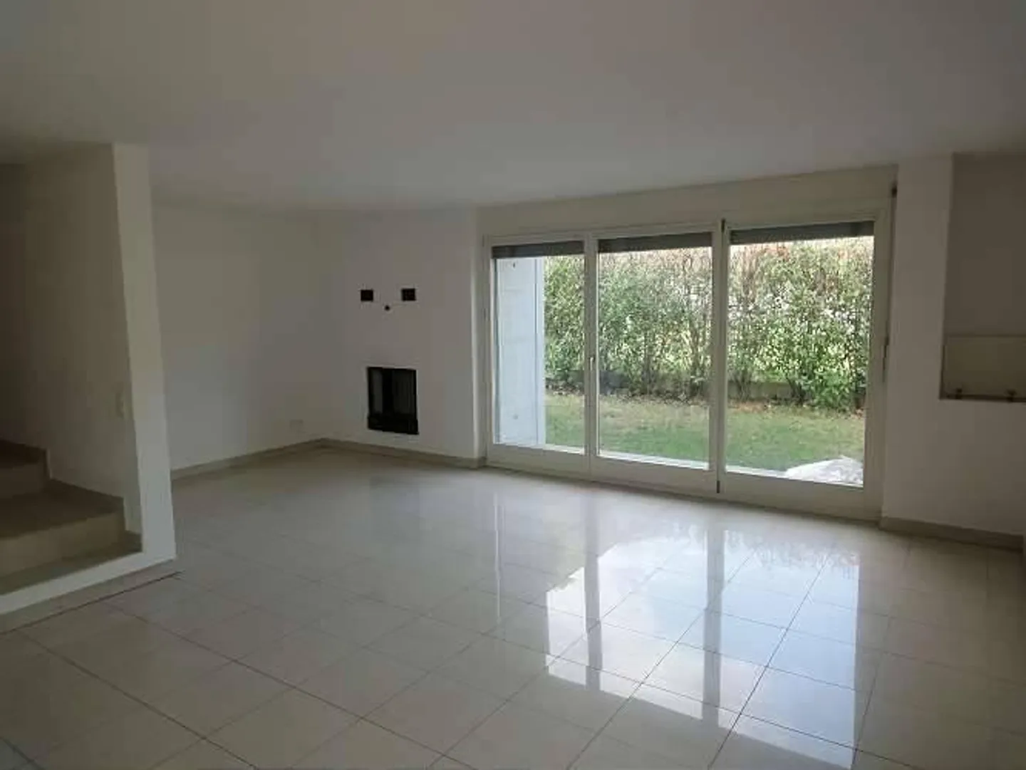 Stiamo vendendo una bellissima e spaziosa casa a Brione sopra Minusio con piscina e giardino - Foto 4 di 10