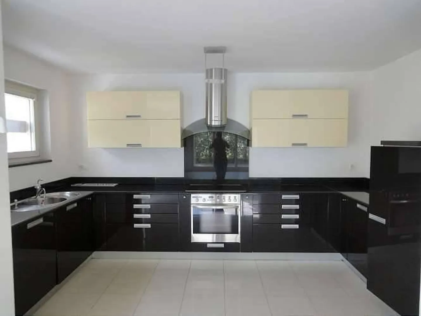 Stiamo vendendo una bellissima e spaziosa casa a Brione sopra Minusio con piscina e giardino - Foto 5 di 10
