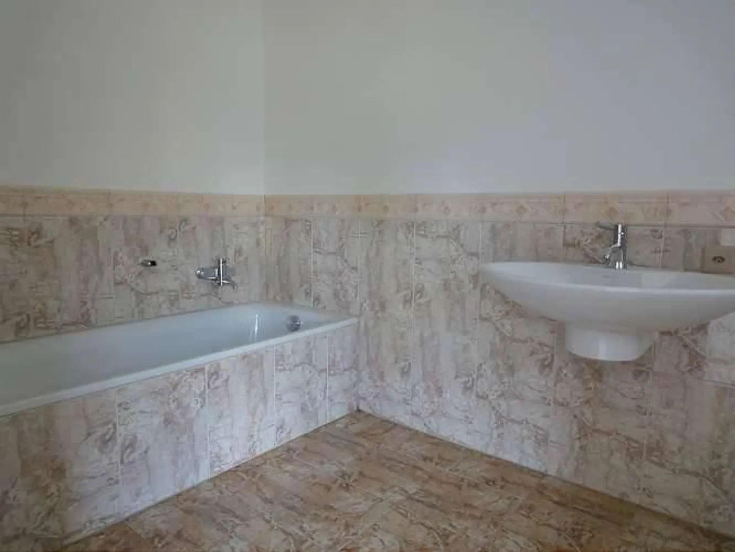 Stiamo vendendo una bellissima e spaziosa casa a Brione sopra Minusio con piscina e giardino - Foto 6 di 10