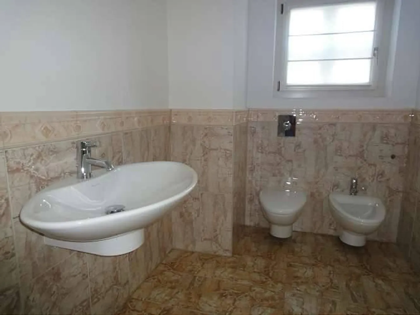 Stiamo vendendo una bellissima e spaziosa casa a Brione sopra Minusio con piscina e giardino - Foto 7 di 10