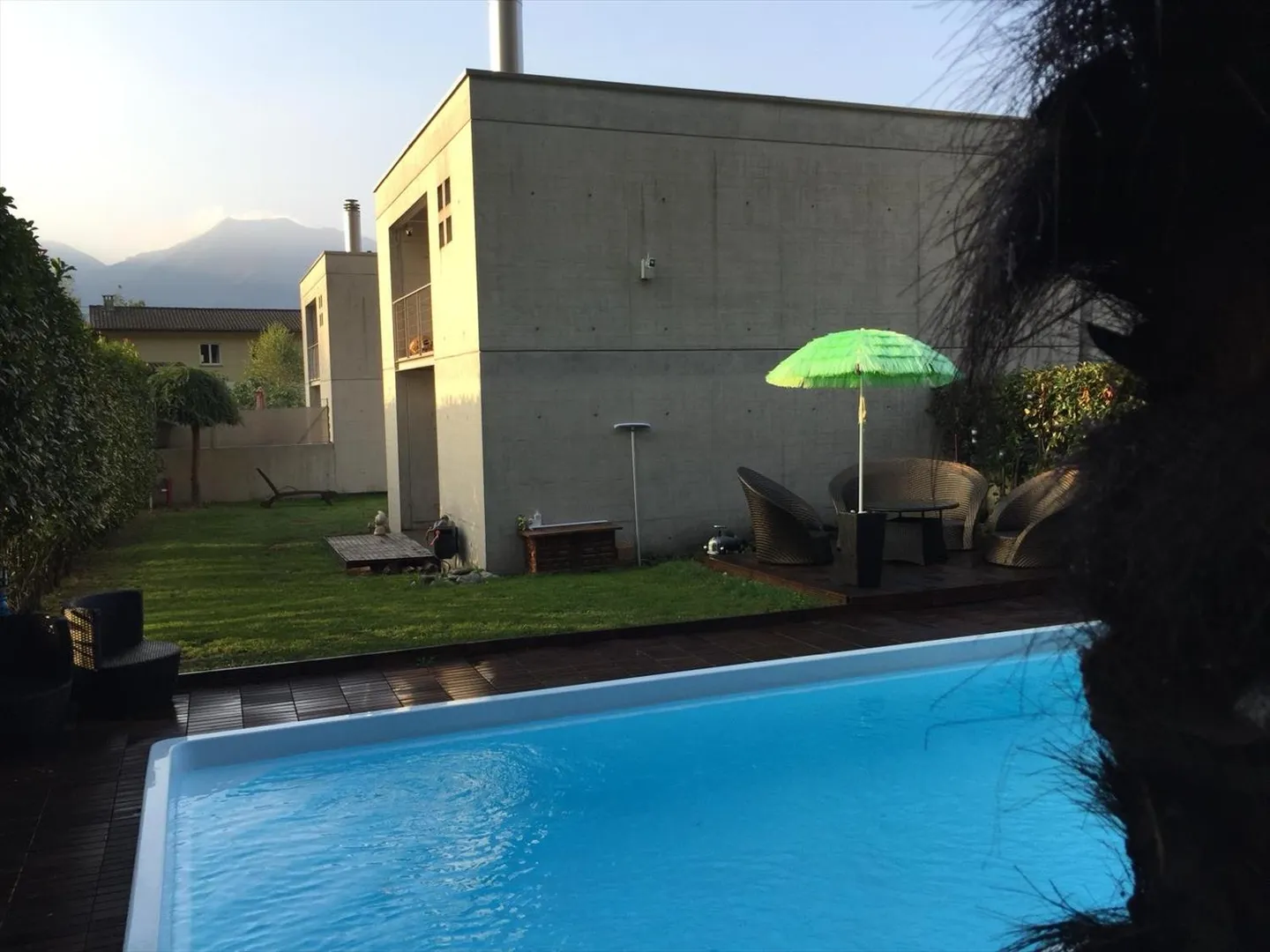 Stiamo vendendo una bellissima e spaziosa casa a Brione sopra Minusio con piscina e giardino - Foto 1 di 10