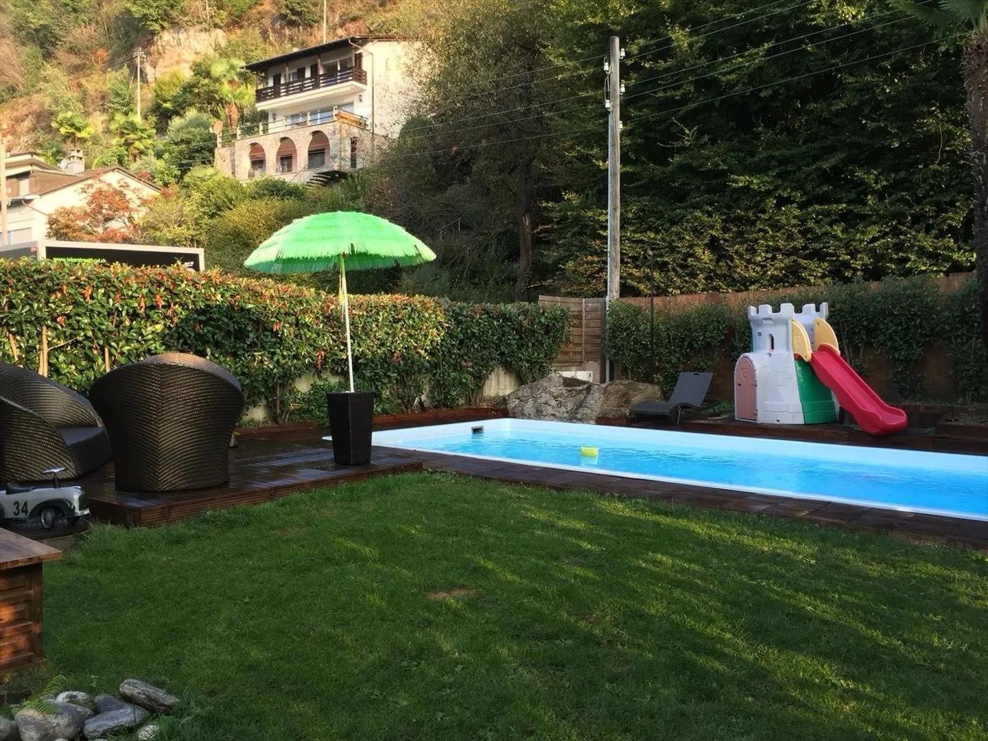 Stiamo vendendo una bellissima e spaziosa casa a Brione sopra Minusio con piscina e giardino - Foto 9 di 10