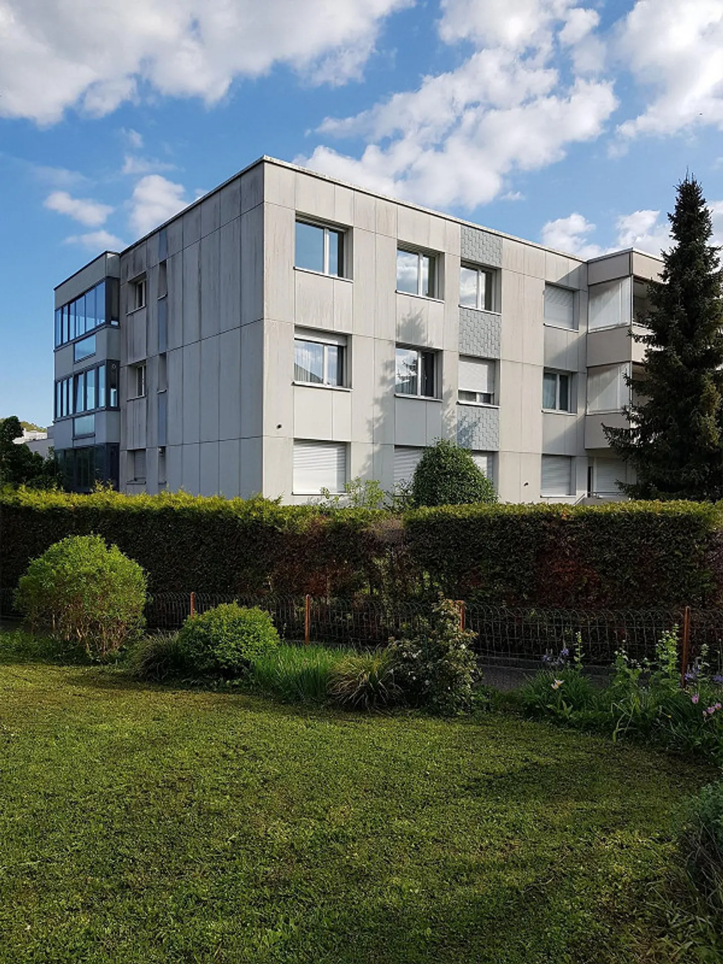 Bright 4-room apartment with large balcony in Oberwil for sale - Photo 1 of 13