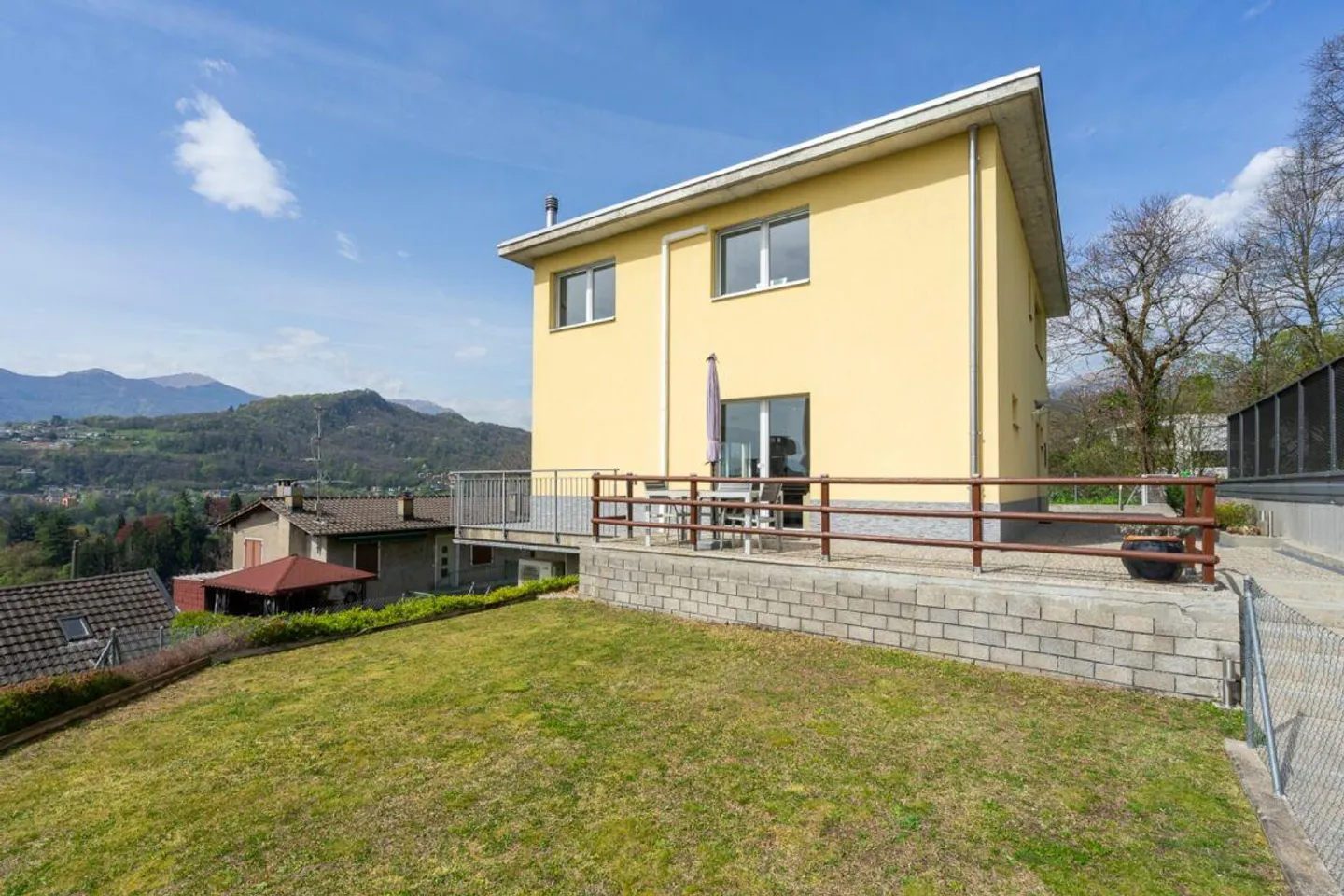 DAVESCO · CASA MODERNA CON GIARDINO E VISTA LIBERA SUL LAGO DI LUGANO - Foto 1 di 15
