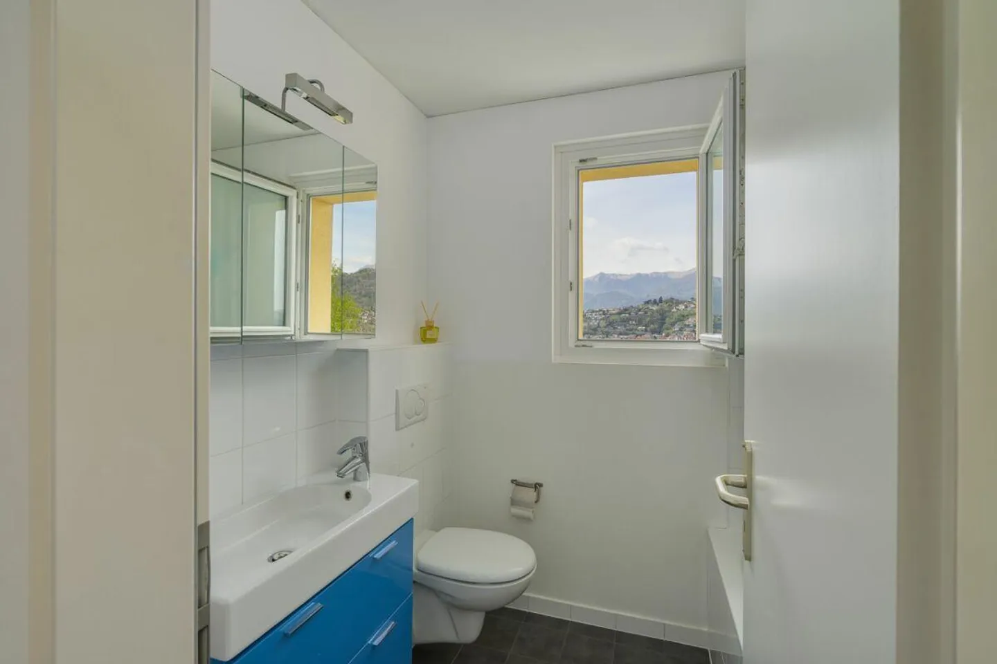 DAVESCO · CASA MODERNA CON GIARDINO E VISTA LIBERA SUL LAGO DI LUGANO - Foto 12 di 15
