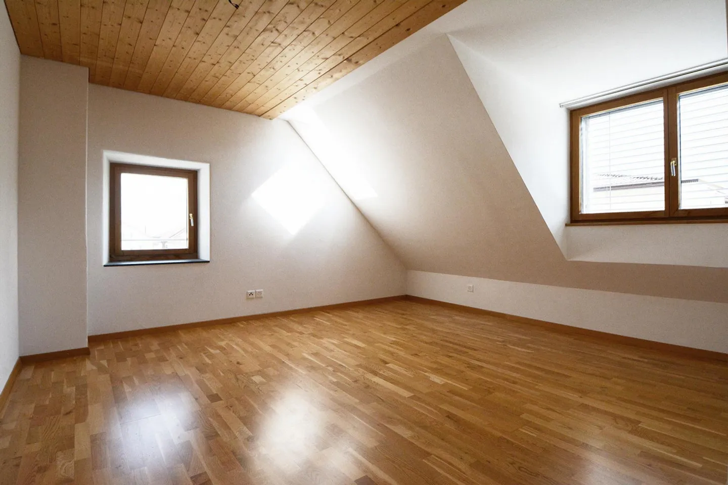 4.5 Room Attic Apartment - Photo 7 of 14
