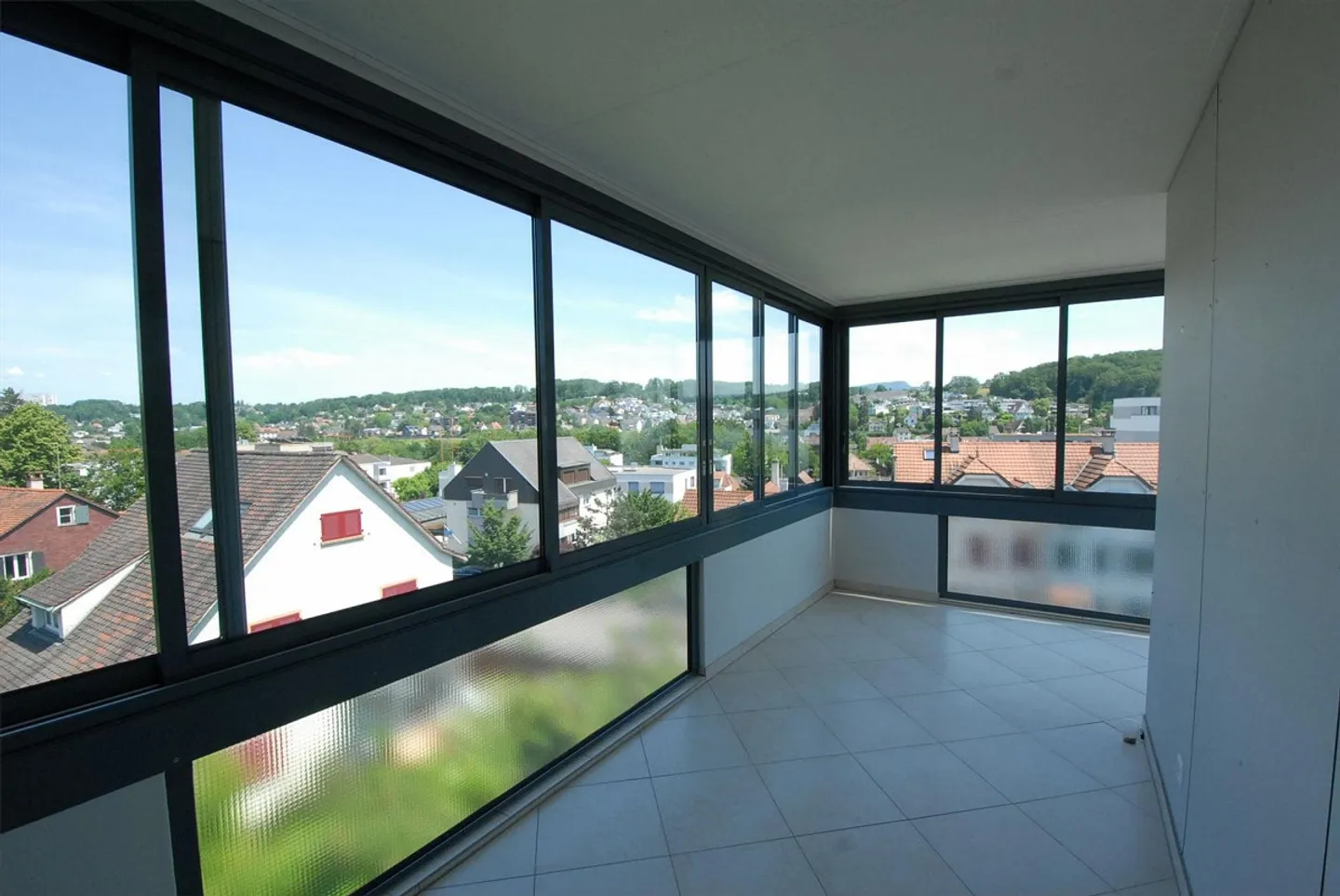 Bright 4-room apartment with large balcony in Oberwil for sale - Photo 2 of 13