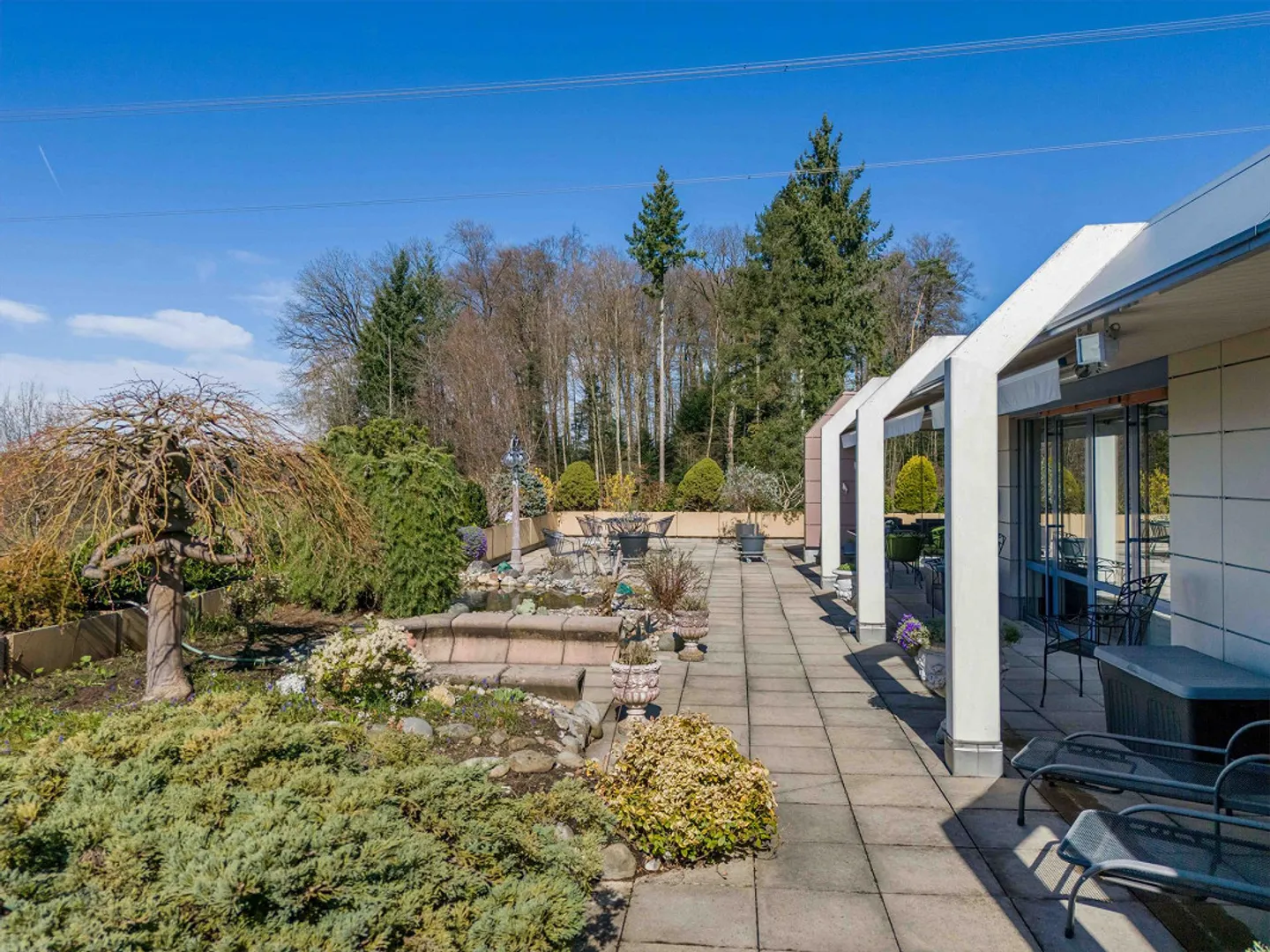 Grande terrasse avec beaucoup de confidentialité et vue sur les Alpes - Photo 1 sur 12