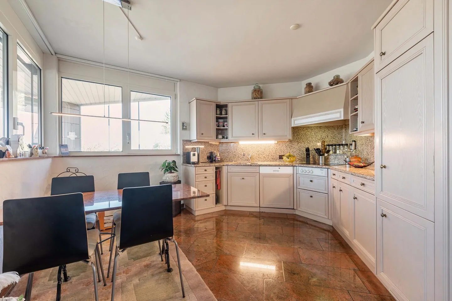 Grande terrasse avec beaucoup de confidentialité et vue sur les Alpes - Photo 2 sur 12