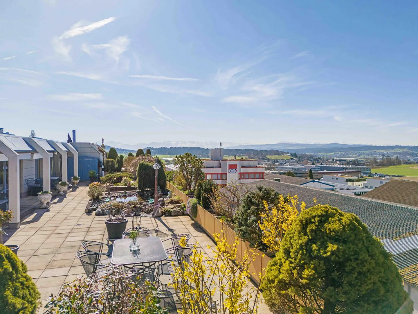 Grande terrasse avec beaucoup de confidentialité et vue sur les Alpes - Photo 8 sur 12