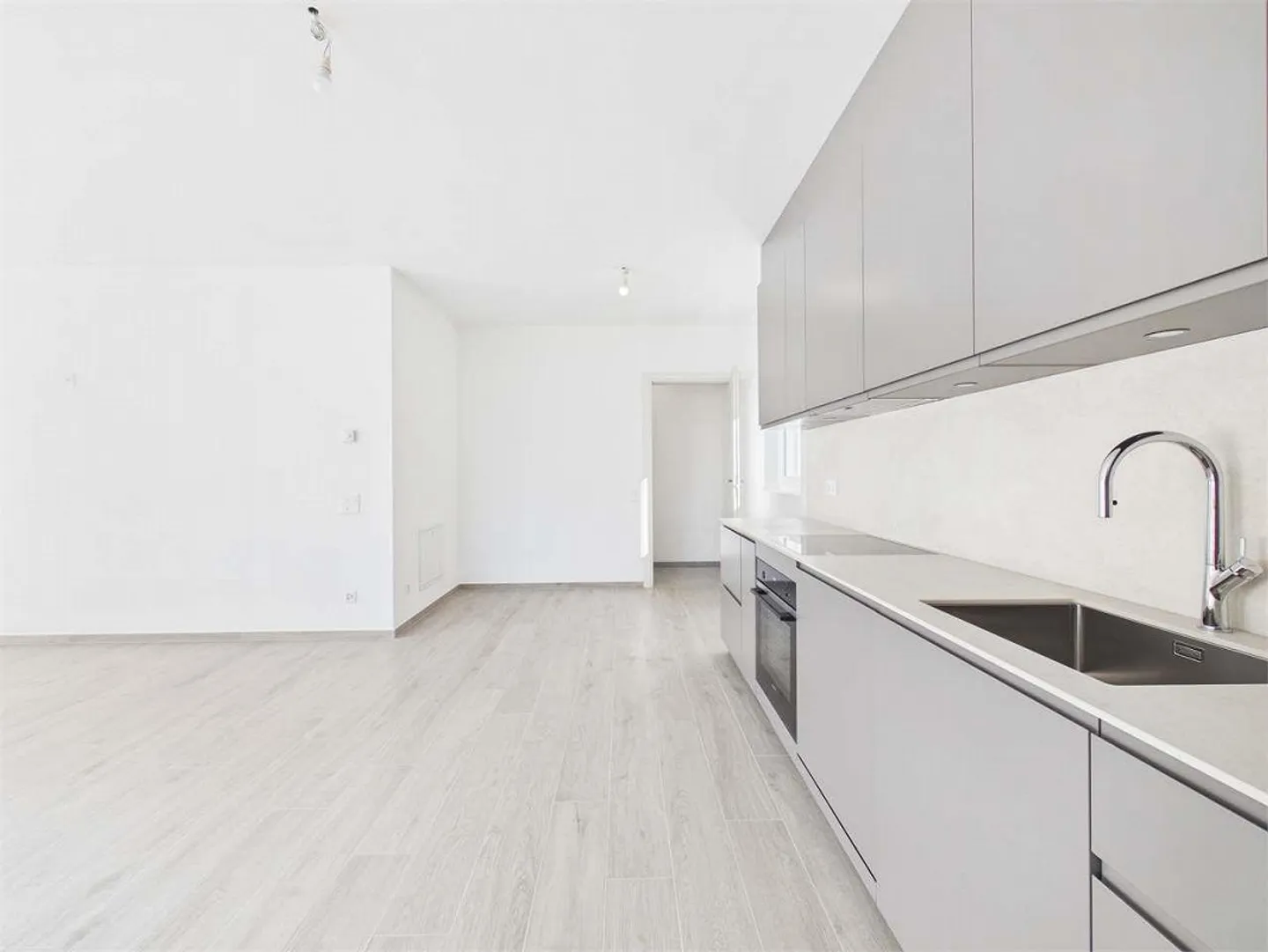 New villa immersed in greenery in Sant'Antonino - Photo 2 of 13