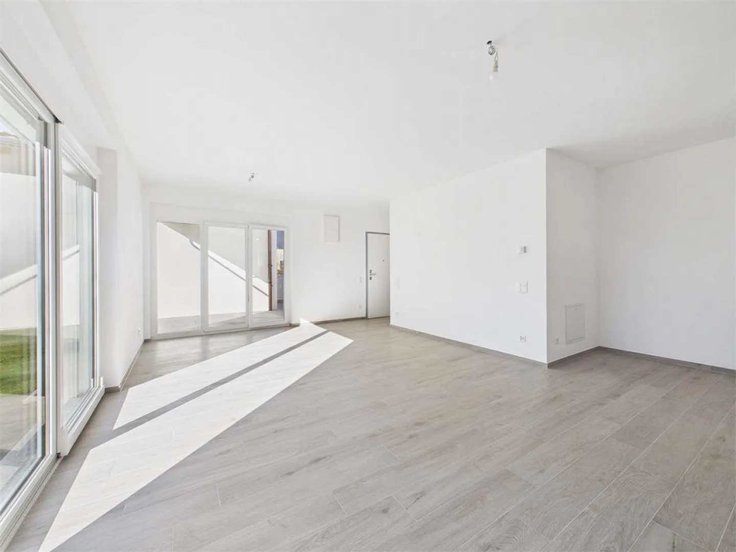 New villa immersed in greenery in Sant'Antonino - Photo 3 of 13