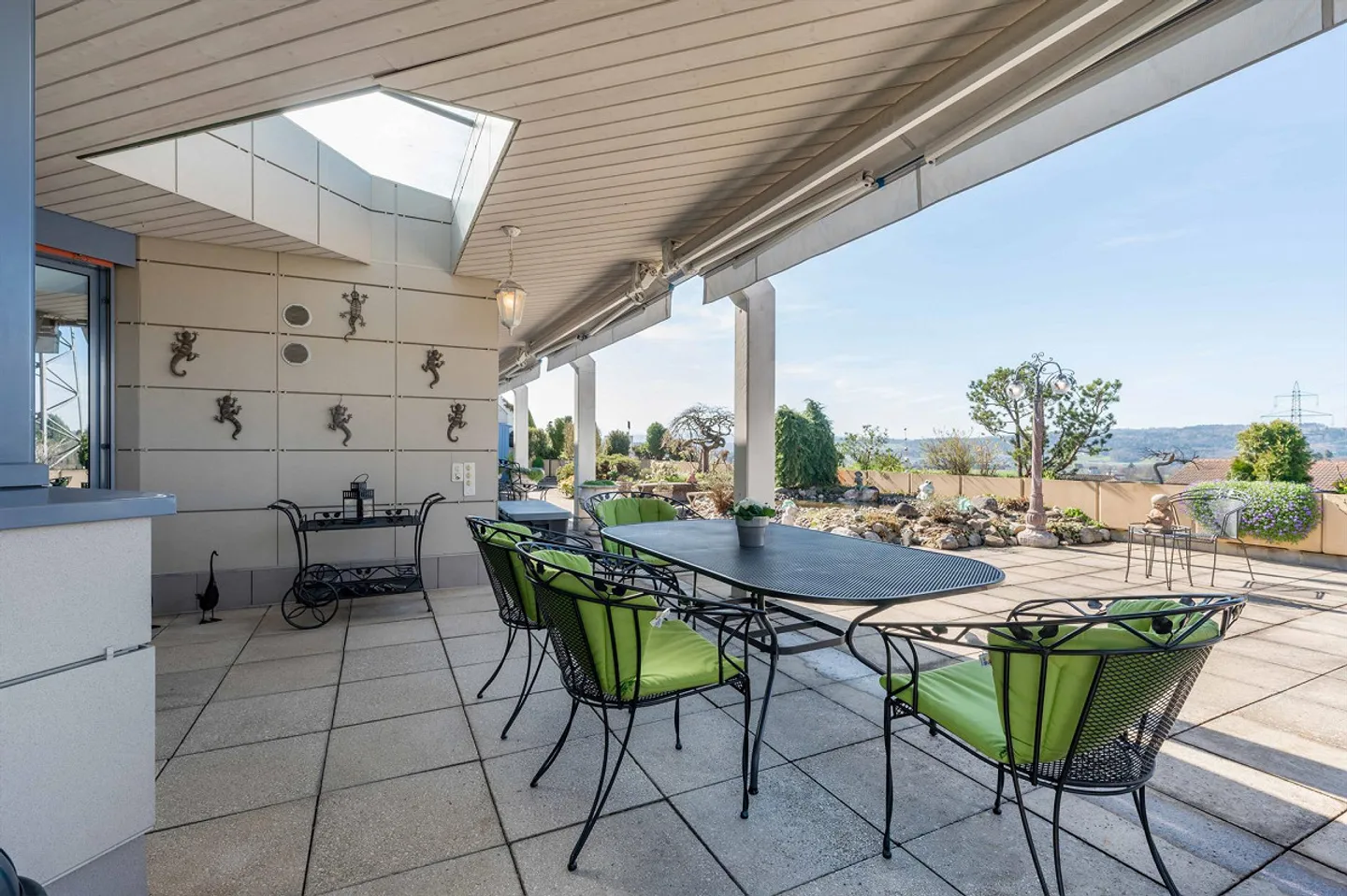 Grande terrasse avec beaucoup de confidentialité et vue sur les Alpes - Photo 9 sur 12